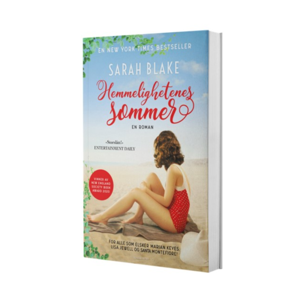 Coverbilde av 'Hemmelighetenes sommer' av Sarah Blake, en medrivende roman om en velstående familie og deres skjulte hemmeligheter.