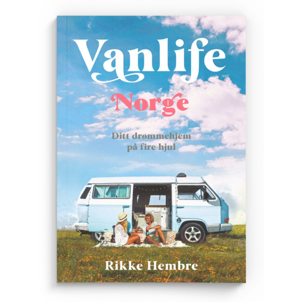 Cover av 'Vanlife Norge – ditt drømmehjem på fire hjul' av Rikke Hembre, viser en ombygd van parkert ved en vakker norsk naturbakgrunn.